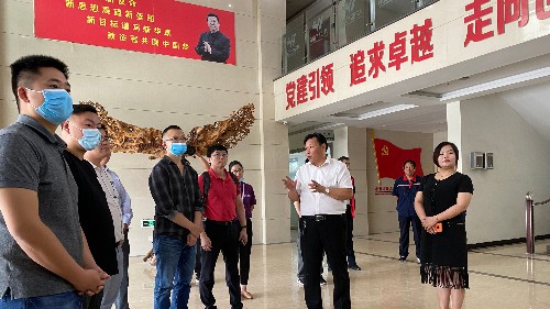 清研基地走進(jìn)華豫萬(wàn)通參觀五谷養(yǎng)生鮮湯智能售賣機(jī)