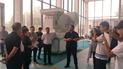 省、市人大領(lǐng)導(dǎo)走進(jìn)華豫萬(wàn)通調(diào)研參觀糧食加工機(jī)械設(shè)備